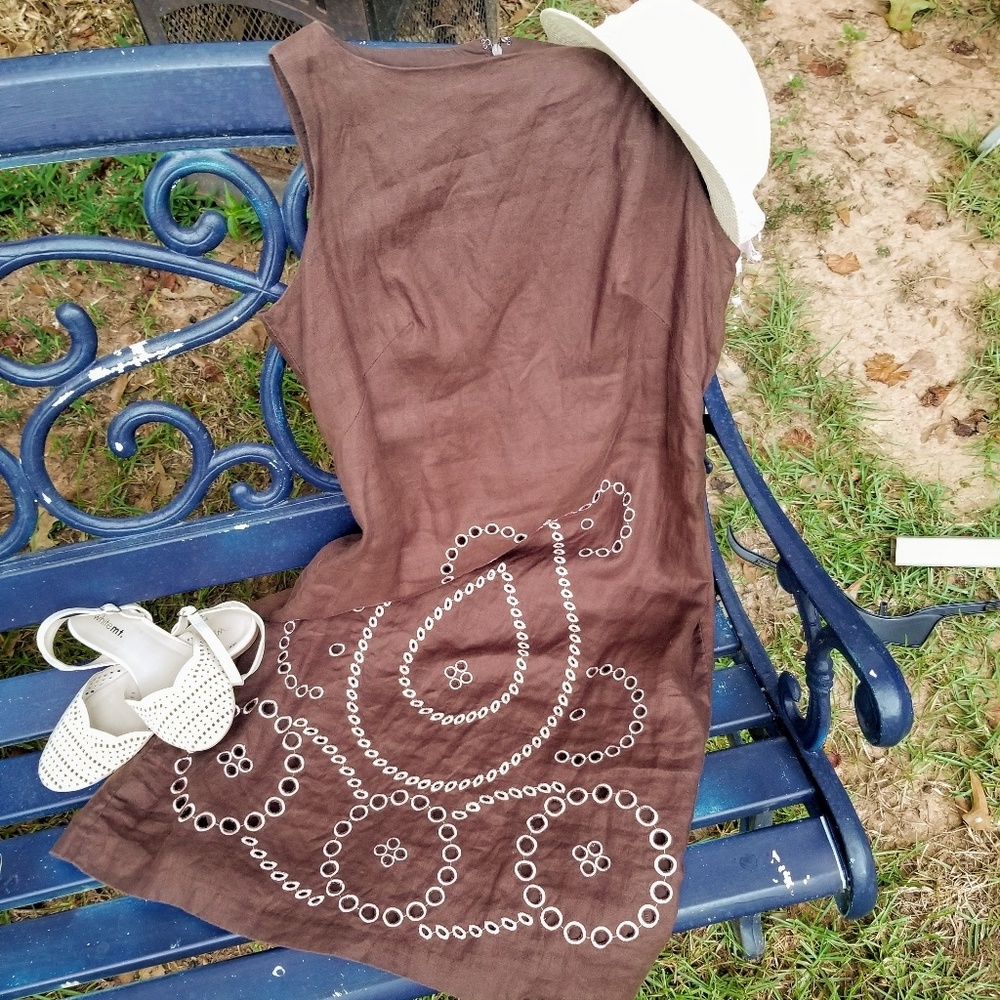 Powered out to family in need $$ Issac Mizrahi brown cream eyelet shift